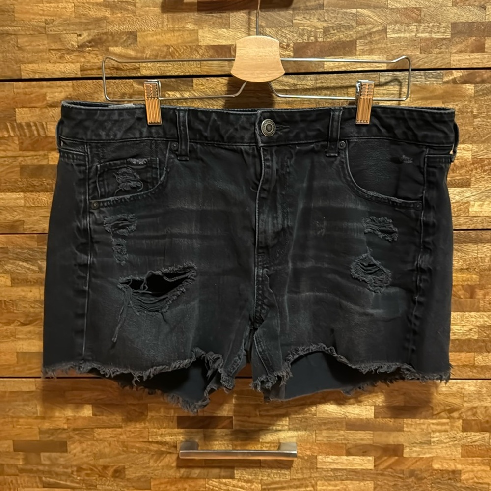 AMERICAN EAGLE tomgirl midi black distressed shorts